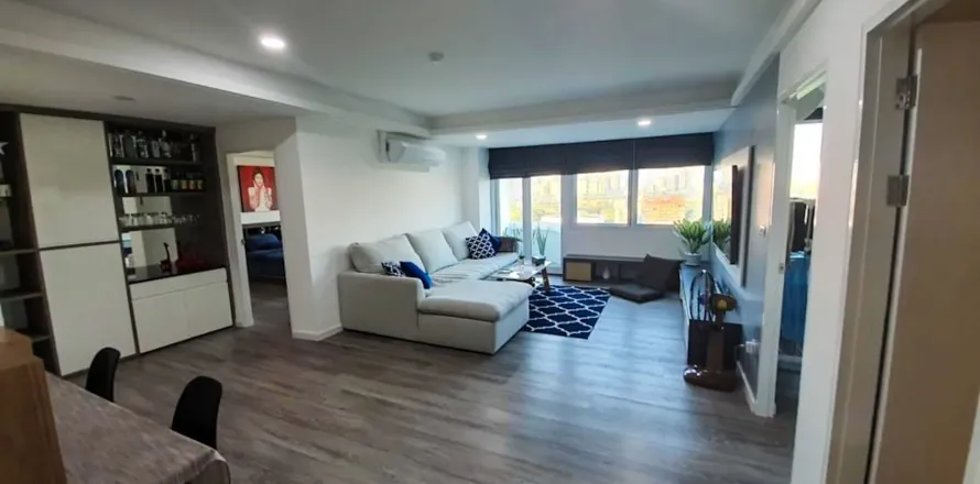 Condo in Huai Khwang, Bangkok, Thailand, 2 bedrooms  № 164480