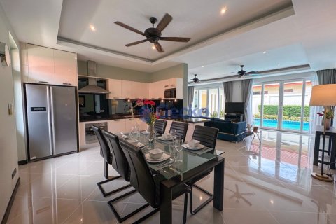 House in Pattaya, Thailand 4 bedrooms № 197297 - photo 9