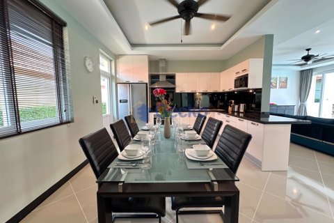 House in Pattaya, Thailand 4 bedrooms № 197297 - photo 8