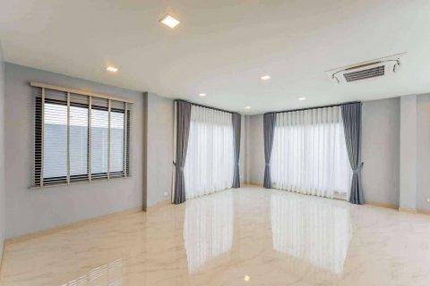 House in San Sai, Thailand 4 bedrooms № 135624 - photo 26