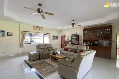 Casa de 5 dormitorios en Pattaya, Tailandia № 211578 - foto 15