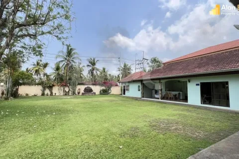 Casa de 5 dormitorios en Pattaya, Tailandia № 211578 - foto 9
