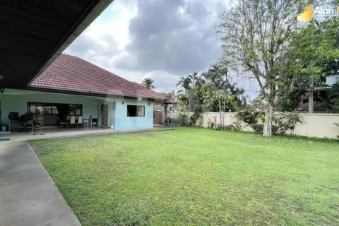 Casa de 5 dormitorios en Pattaya, Tailandia № 211578 - foto 10
