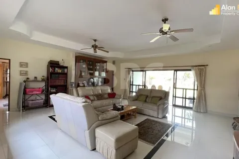 Casa de 5 dormitorios en Pattaya, Tailandia № 211578 - foto 13