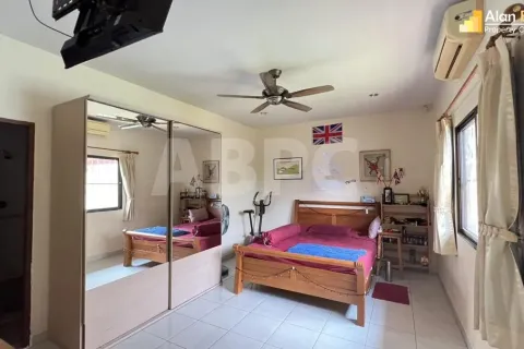 Casa de 5 dormitorios en Pattaya, Tailandia № 211578 - foto 17