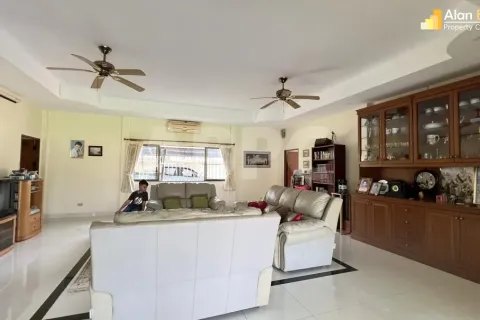 Casa de 5 dormitorios en Pattaya, Tailandia № 211578 - foto 14
