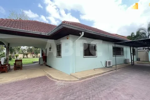 Casa de 5 dormitorios en Pattaya, Tailandia № 211578 - foto 2