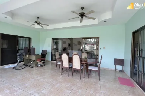 Casa de 5 dormitorios en Pattaya, Tailandia № 211578 - foto 4