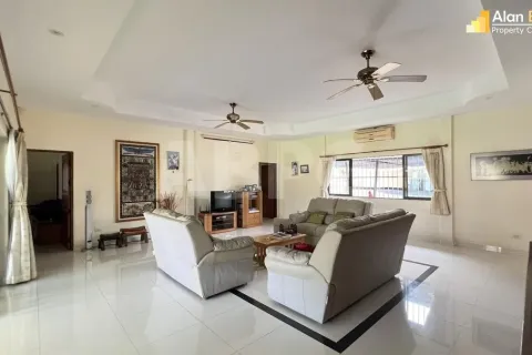 Casa de 5 dormitorios en Pattaya, Tailandia № 211578 - foto 12