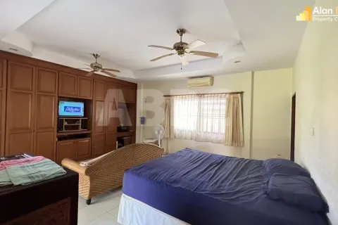 Casa de 5 dormitorios en Pattaya, Tailandia № 211578 - foto 16