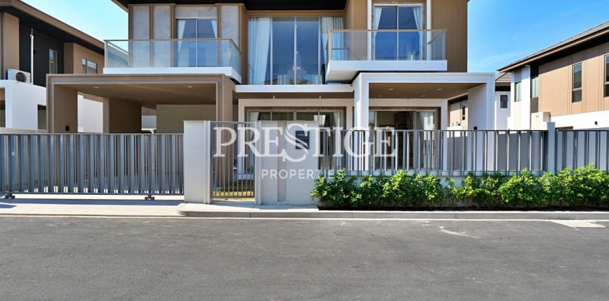 House in Pattaya, Thailand 4 bedrooms № 198269