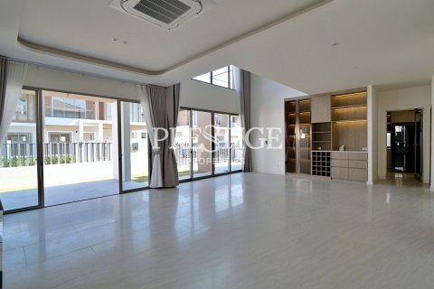 House in Pattaya, Thailand 4 bedrooms № 198269 - photo 2