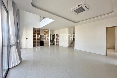 House in Pattaya, Thailand 4 bedrooms № 198269 - photo 4