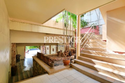 House in Pattaya, Thailand 6 bedrooms № 198604 - photo 30