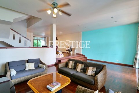 House in Pattaya, Thailand 6 bedrooms № 198604 - photo 3