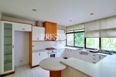 House in Pattaya, Thailand 6 bedrooms № 198604 - photo 8