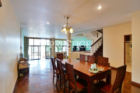 House in Pattaya, Thailand 6 bedrooms № 198604 - photo 6