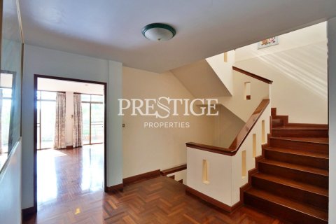 House in Pattaya, Thailand 6 bedrooms № 198604 - photo 11