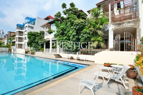 House in Pattaya, Thailand 6 bedrooms № 198604 - photo 2