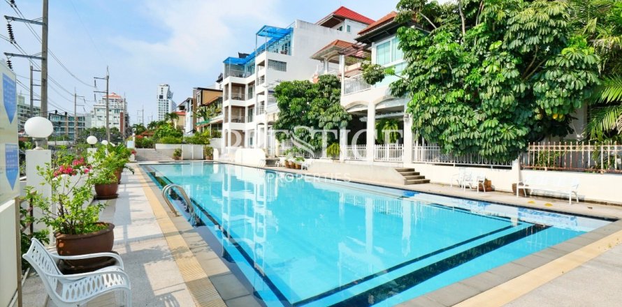 House in Pattaya, Thailand 6 bedrooms № 198604