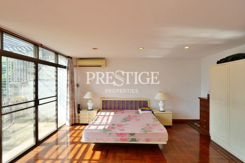 House in Pattaya, Thailand 6 bedrooms № 198604 - photo 15