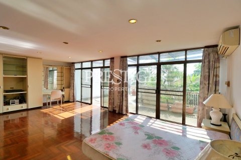 House in Pattaya, Thailand 6 bedrooms № 198604 - photo 17