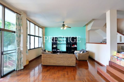 House in Pattaya, Thailand 6 bedrooms № 198604 - photo 5
