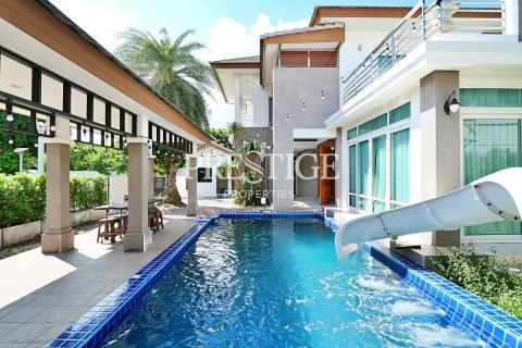 House in Pattaya, Thailand 4 bedrooms № 198603