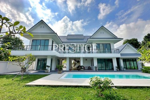 House in Pattaya, Thailand 5 bedrooms № 198605