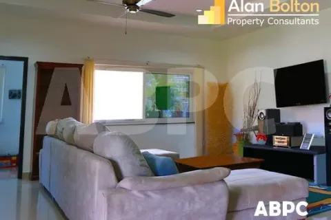 Casa de 4 dormitorios en Pattaya, Tailandia № 212123 - foto 3