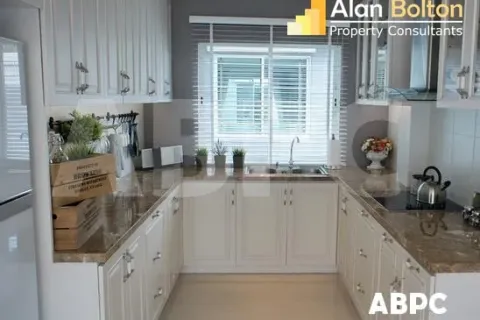 Casa de 4 dormitorios en Pattaya, Tailandia № 212124 - foto 4