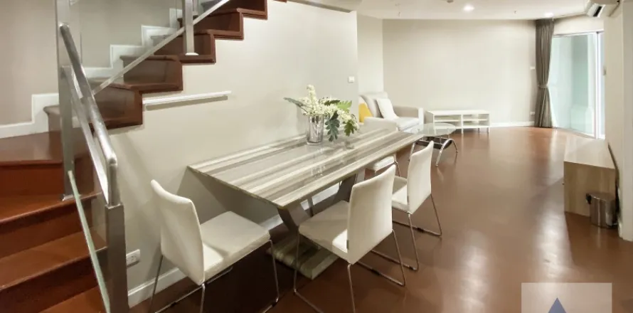 Duplex in Huai Khwang, Bangkok, Thailand 3 Schlafzimmer № 215064