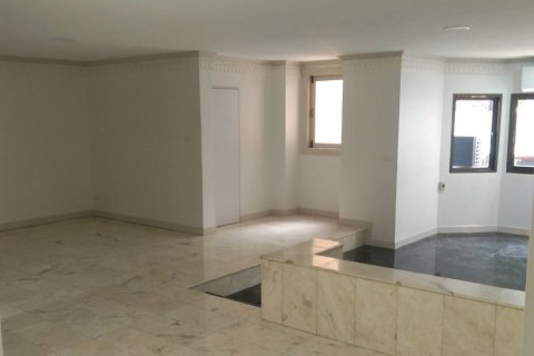 Condo in Bangkok, Thailand, 2 bedrooms  № 143150 - photo 3