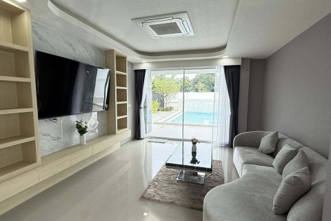 Villa in Pattaya, Thailand 5 bedrooms № 173501 - photo 2