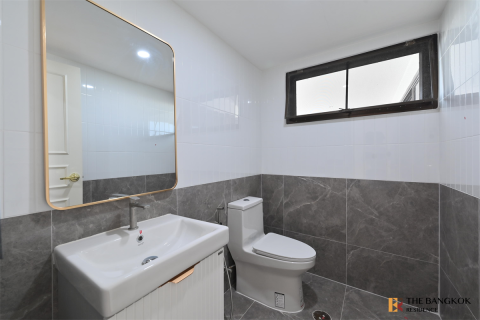 Condo in Bangkok, Thailand, 3 bedrooms № 184327 - photo 8