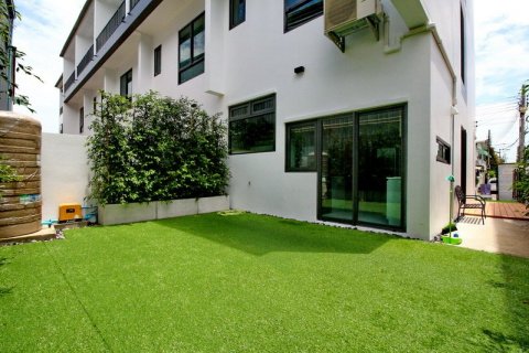 Таунхаус в Бангкоке, Таиланд с 3 спальнями  № 133684 - фото 13