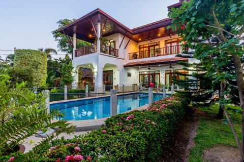 Villa in Hua Hin, Thailand 4 bedrooms № 205708 - photo 2