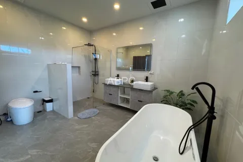 Casa de 4 dormitorios en Pattaya, Tailandia № 210927 - foto 4