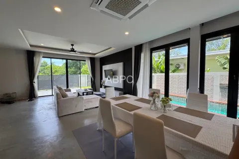 Casa de 4 dormitorios en Pattaya, Tailandia № 210927 - foto 15