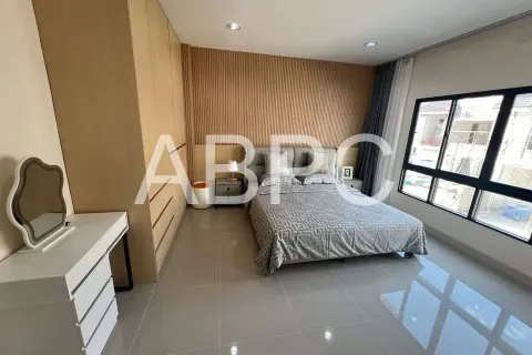 Adosado de 3 dormitorios en Pattaya, Tailandia № 211896 - foto 4