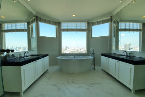 Condo in Bangkok, Thailand, 4 bedrooms № 180961 - photo 18