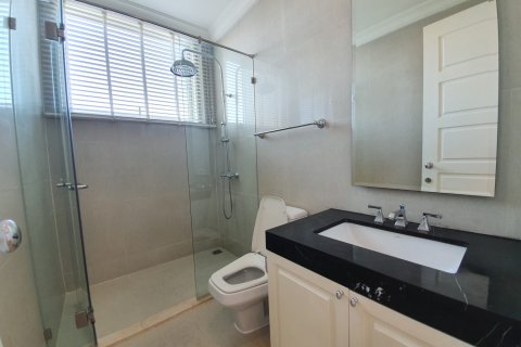 Condo in Bangkok, Thailand, 4 bedrooms № 180961 - photo 17