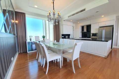 Condo in Bangkok, Thailand, 4 bedrooms № 180961 - photo 9