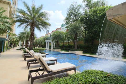 Condo in Bangkok, Thailand, 4 bedrooms № 180961 - photo 27