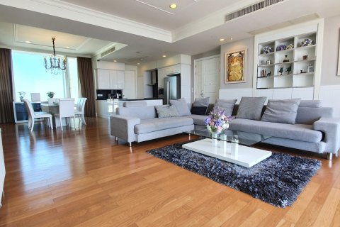 Condo in Bangkok, Thailand, 4 bedrooms № 180961 - photo 2