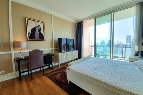 Condo in Bangkok, Thailand, 4 bedrooms № 180961 - photo 11