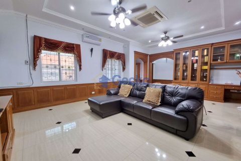 House in Pattaya, Thailand 3 bedrooms № 196847 - photo 3