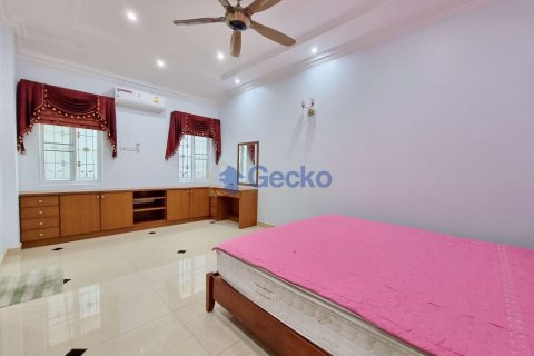 House in Pattaya, Thailand 3 bedrooms № 196847 - photo 12