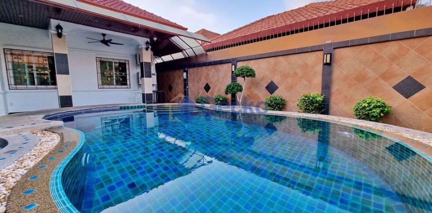House in Pattaya, Thailand 3 bedrooms № 196847