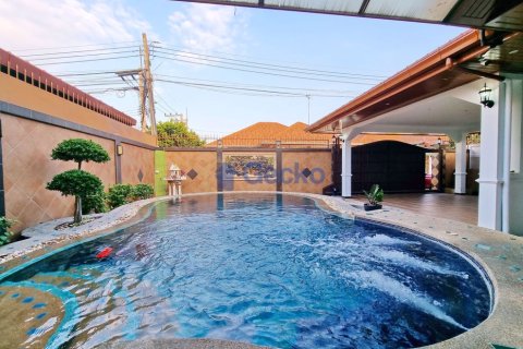 House in Pattaya, Thailand 3 bedrooms № 196847 - photo 2